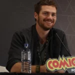 Finn Jones afirma-se como um actor resiliente e com «os pés assentes na terra»