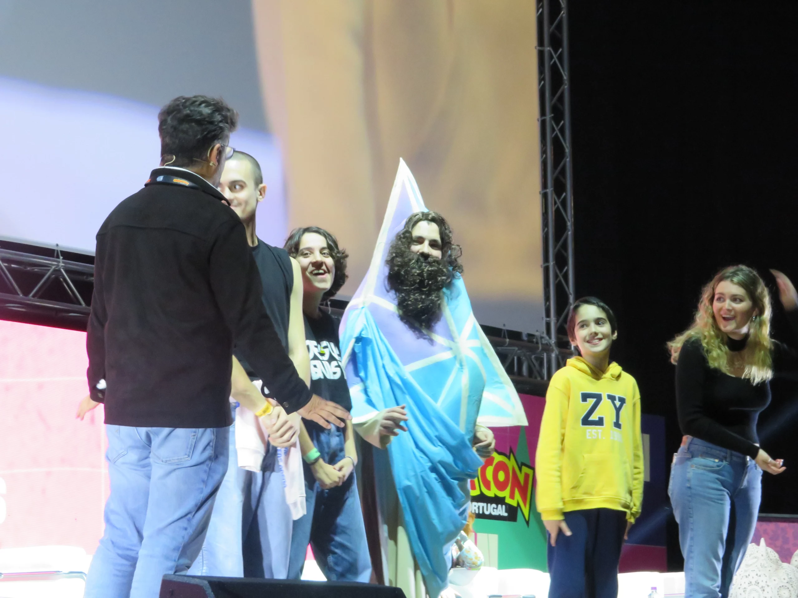 Rui Melo com visitantes da Comic Con Portugal em palco para ensinar a partir copos de goma de açúcar | TV Contraluz