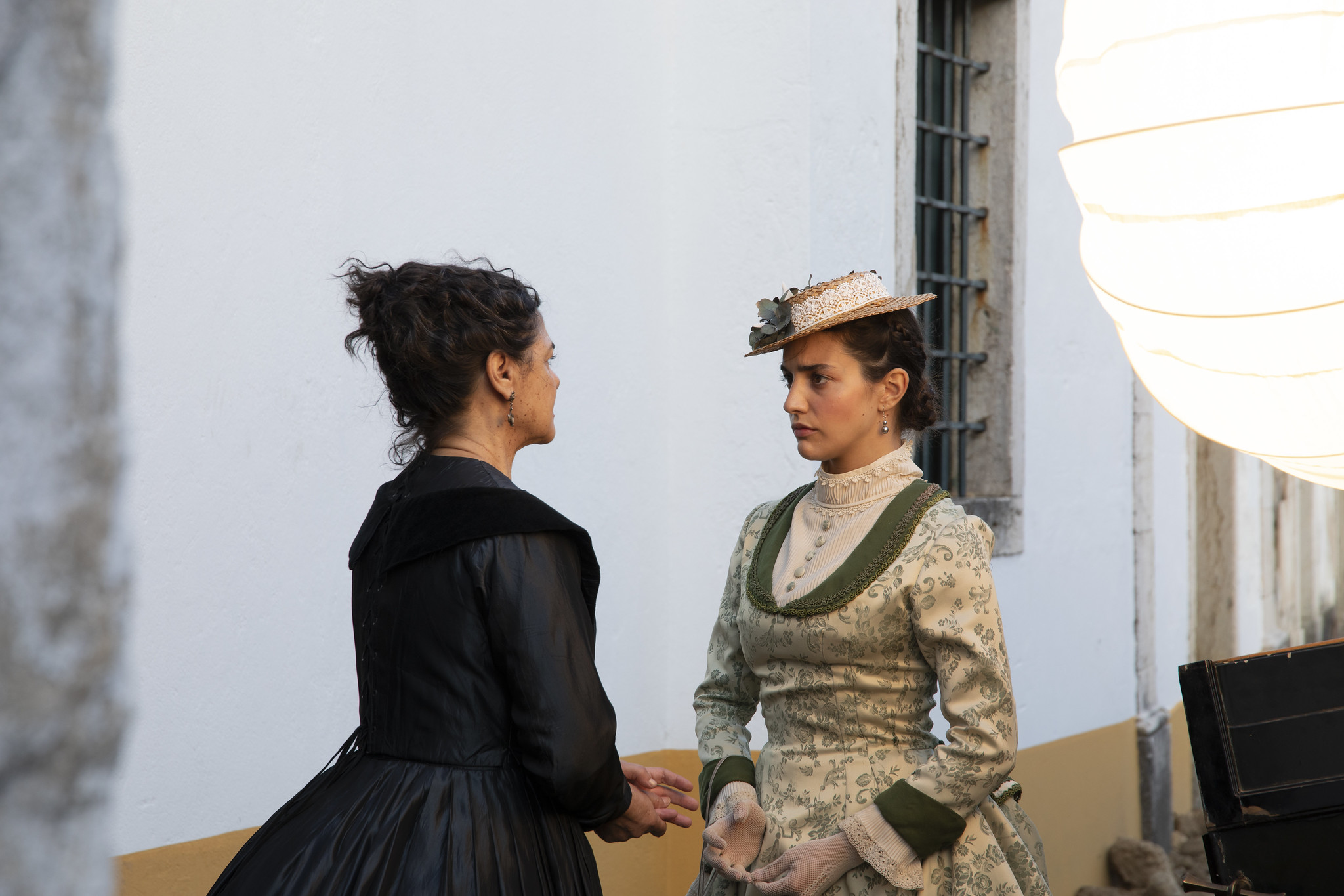 Filomena Gonçalves no papel de São Joaneira e Bárbara Branco no papel de Amélia | VOLF ENTERTAINMENT