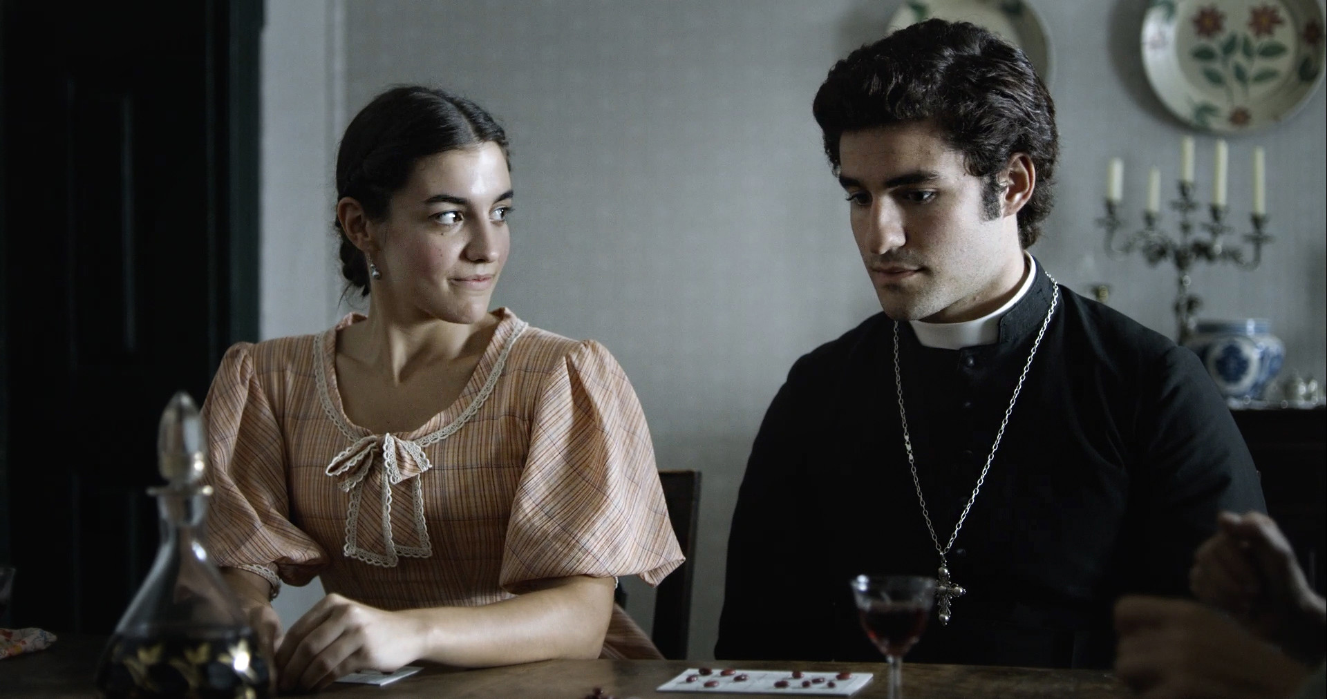 Bárbara Branco no papel de Amélia e José Condessa no papel de Padre Amaro | VOLF ENTERTAINMENT