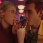 Última temporada de “Riverdale” viaja até aos anos 50 para contar a história do mito americano