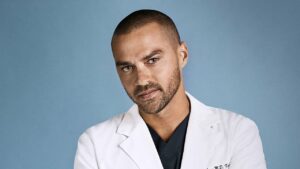 Read more about the article “Only Murders in the Building”: Jesse Williams tira a bata e pega na lupa na 3ª temporada
