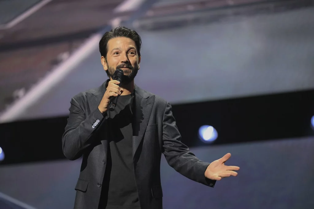 diego luna no evento d23 da disney para apresentar a 2ª temporada de andor do universo star wars