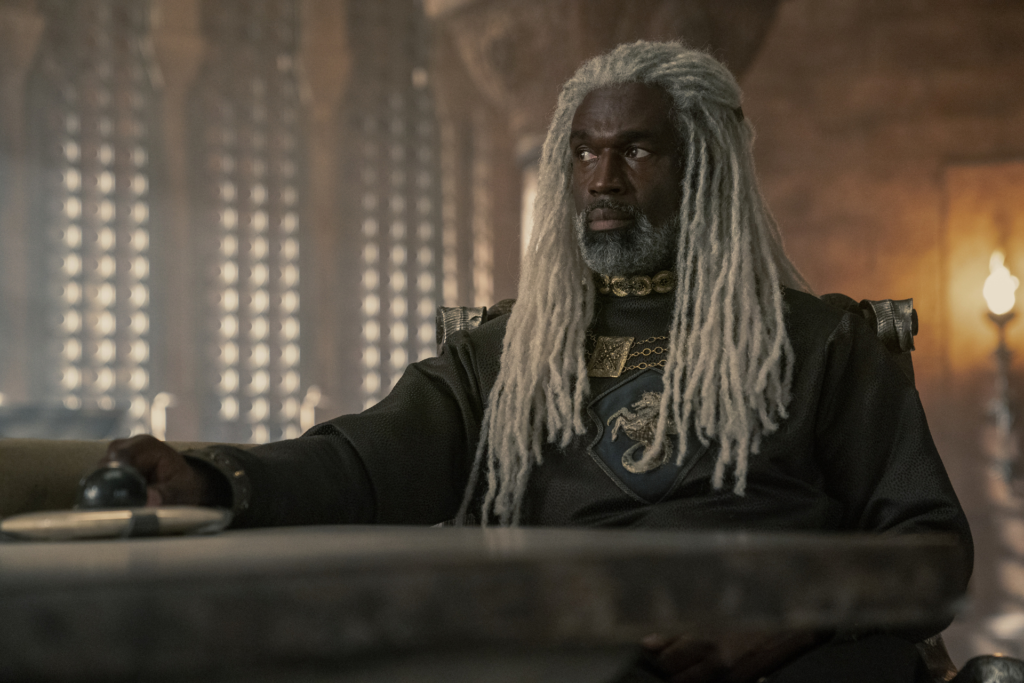 Steve Toussaint no papel de Corlys Targaryen em House of the Dragon, spin-off de game of thrones